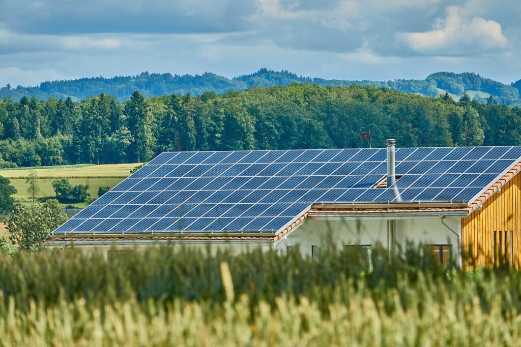O uso de energia solar é cada vez mais comum em construções sustentáveis. Fonte - Pixabay